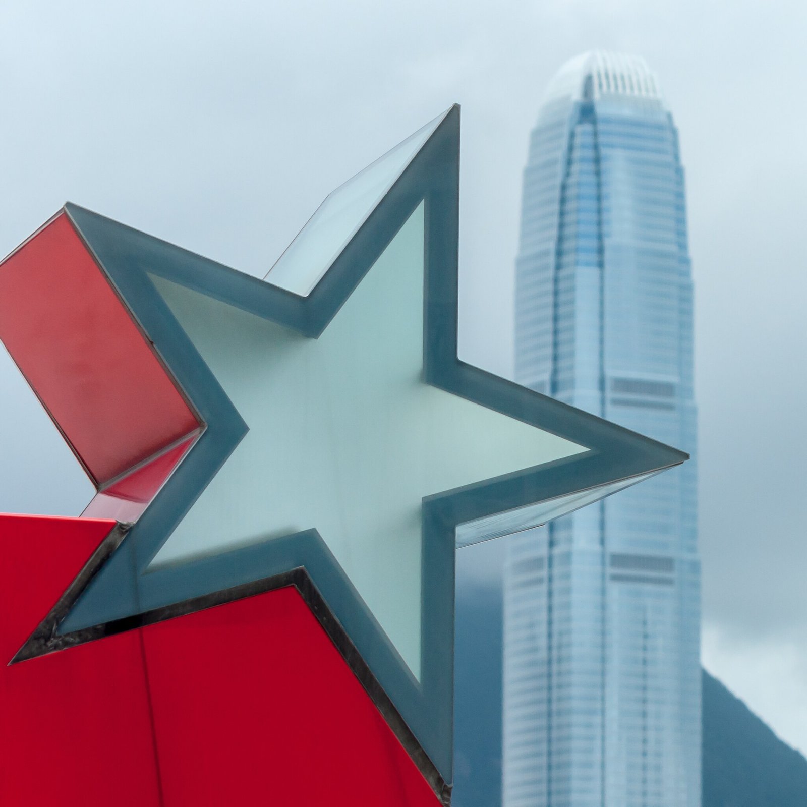 Muralhas medievais de Antibes sobre o Mar da China